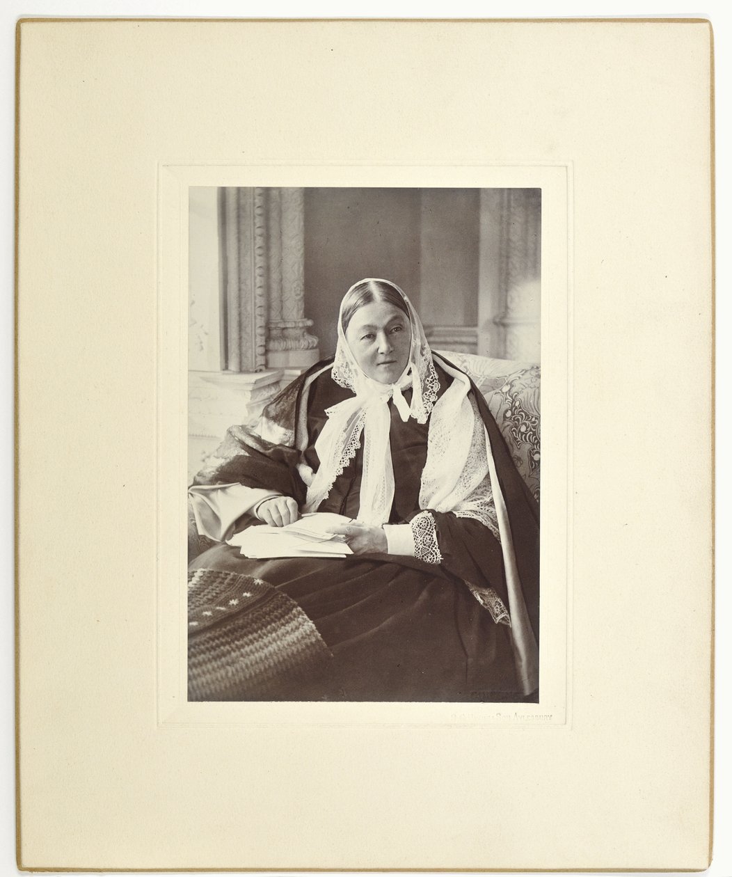 Florence Nightingale, assise sur un canapé dans la Chambre Bleue à Claydon House, 1891 - English Photographer
