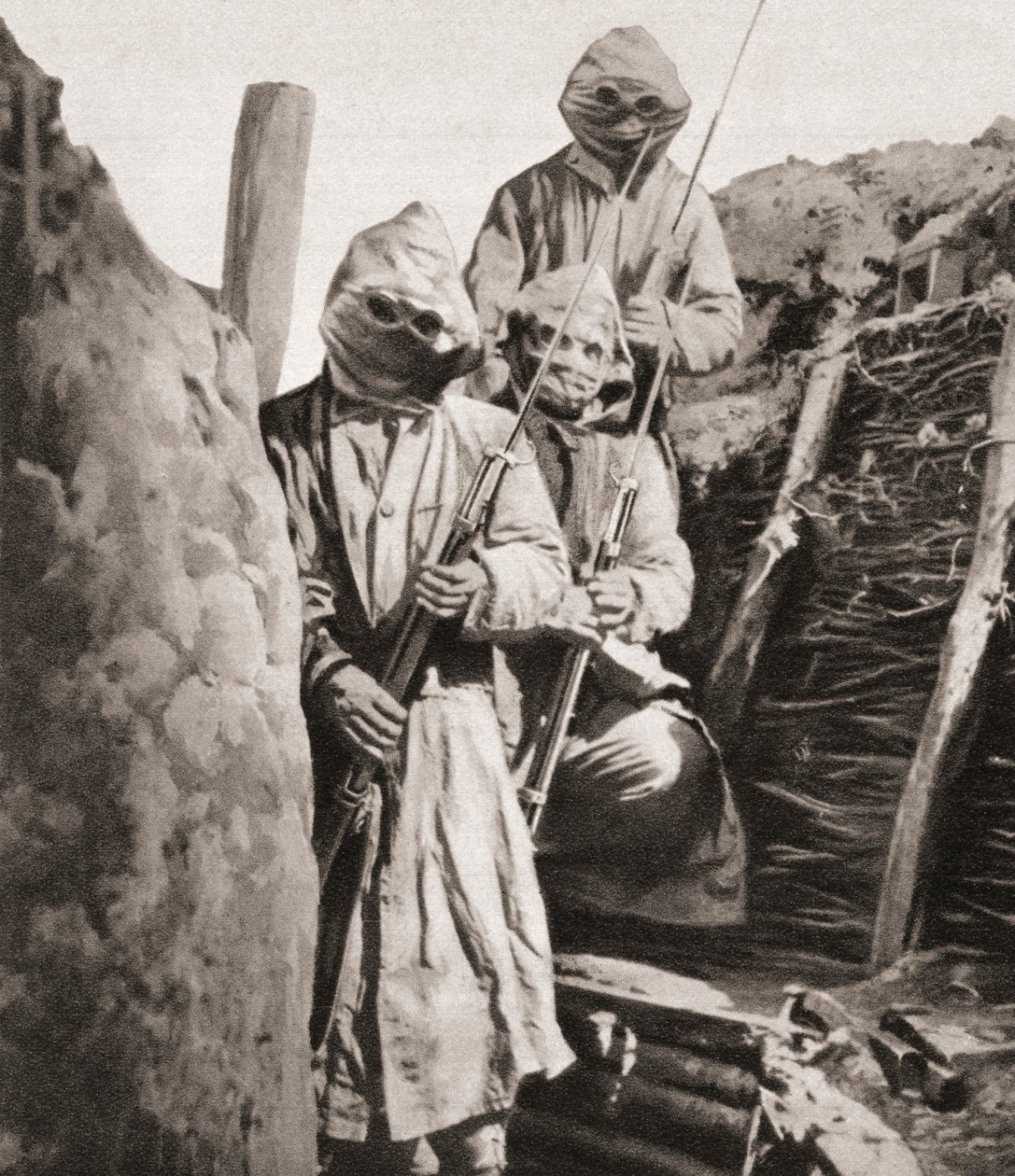 Fantassins français pendant la Première Guerre mondiale portant des respirateurs pour se protéger contre le gaz toxique allemand, de The Illustrated War News, 1915 - English Photographer