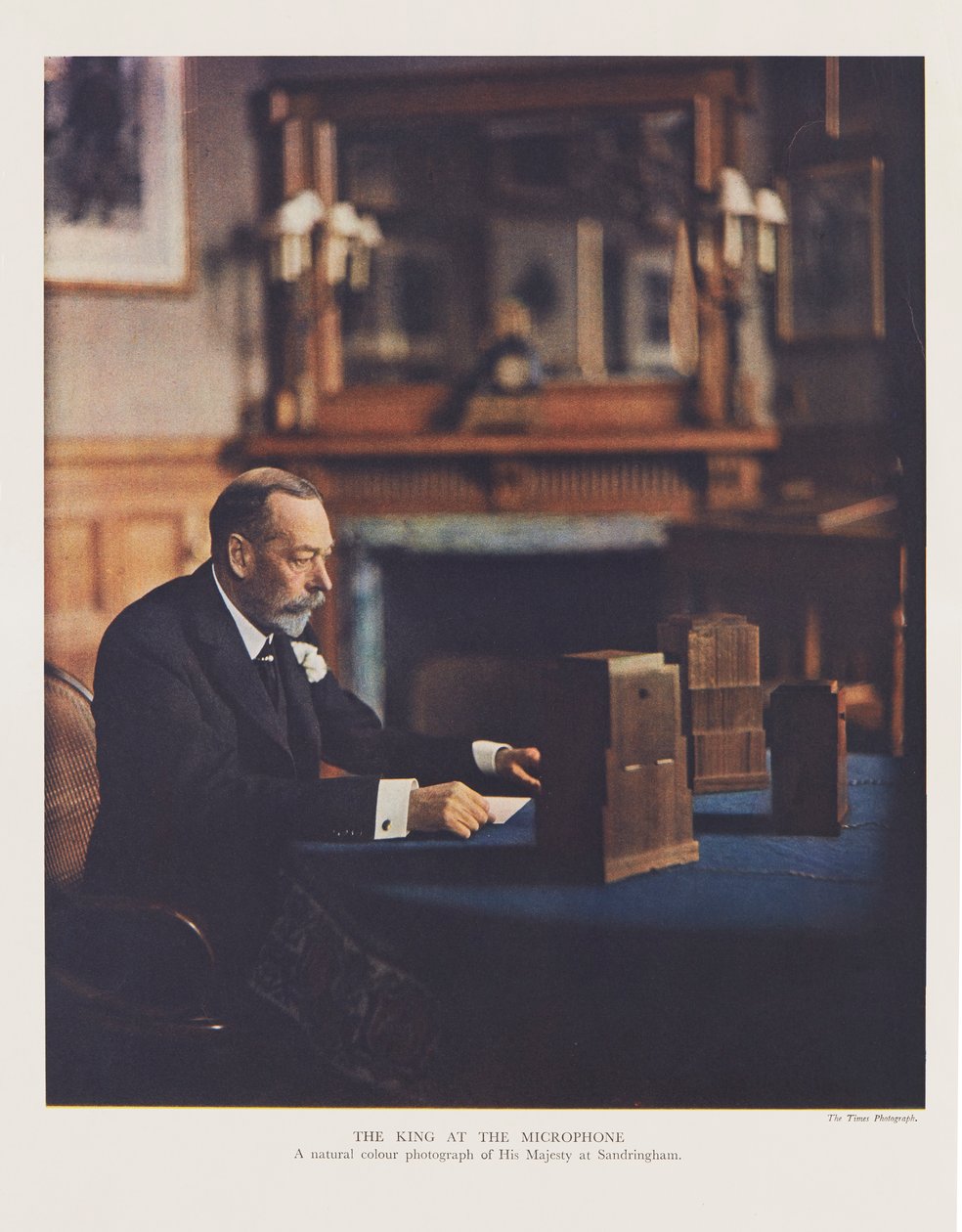 George V diffusant son message de Noël au Commonwealth britannique et à l