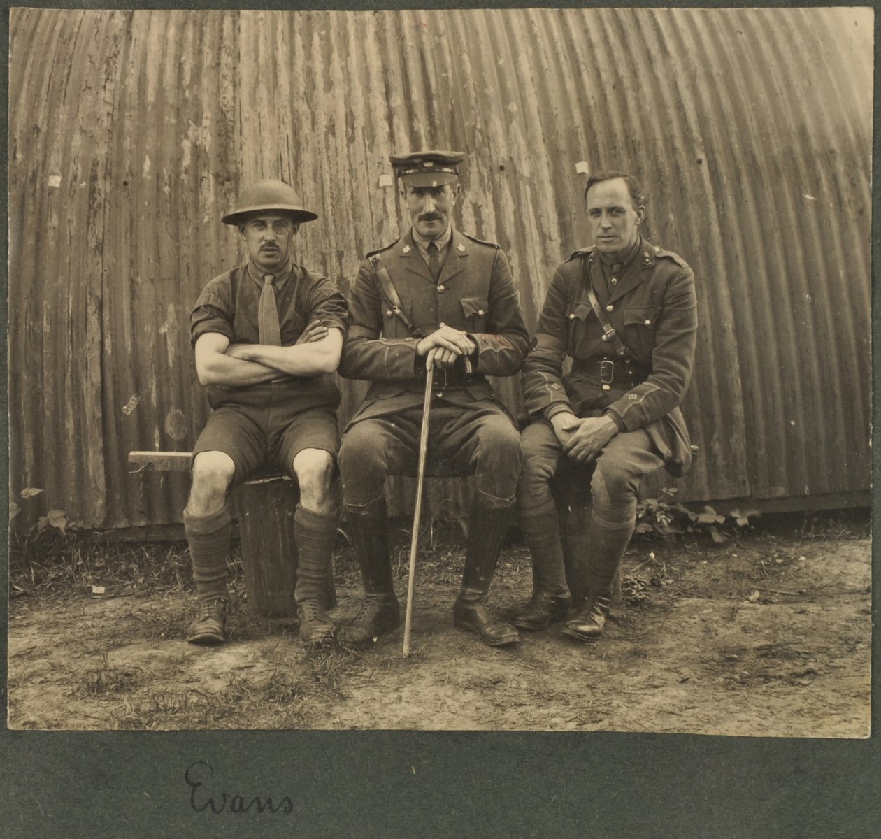 Groupe de trois soldats devant une cabane Nissan, vers 1914-18 - English Photographer