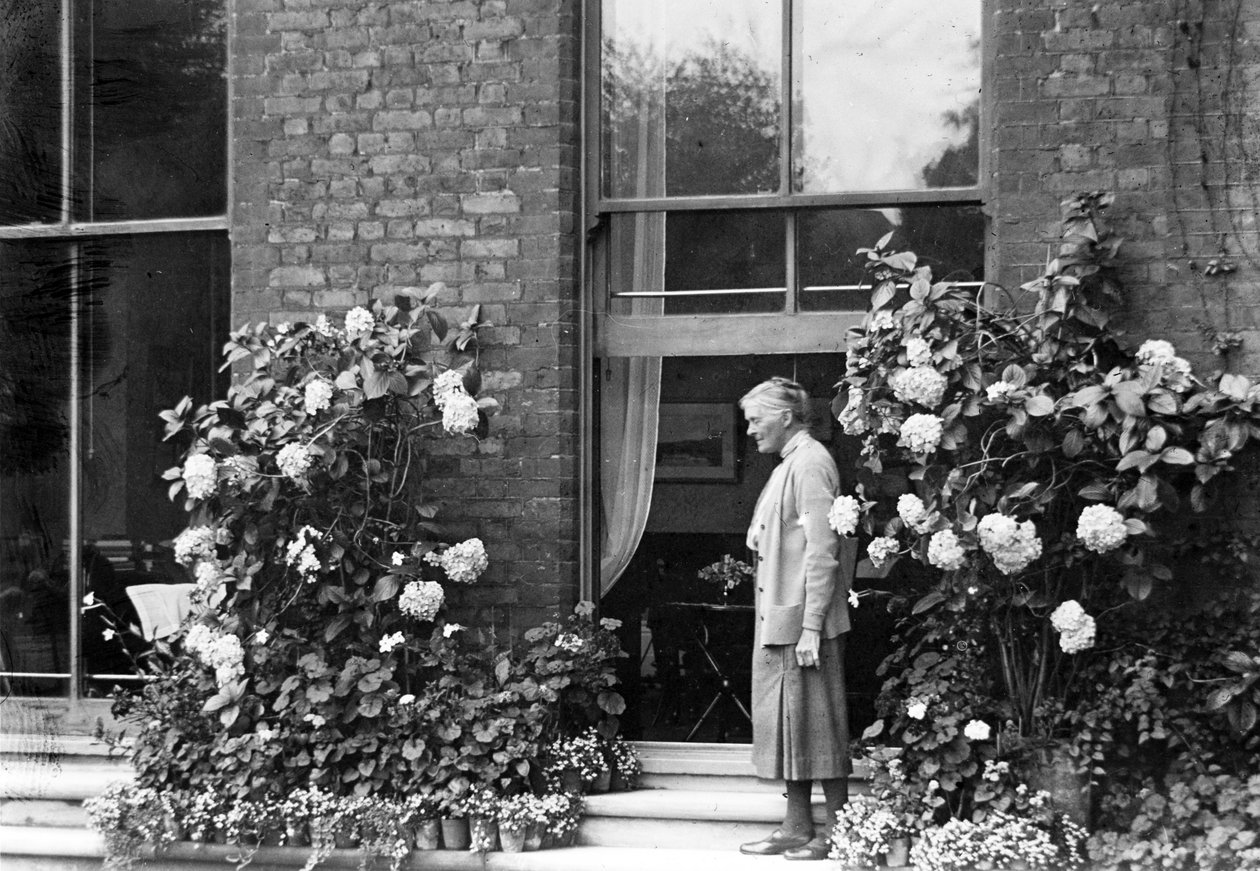 Gulielma Lister chez elle, Sycamore House, Leytonstone, vers 1930 - English Photographer
