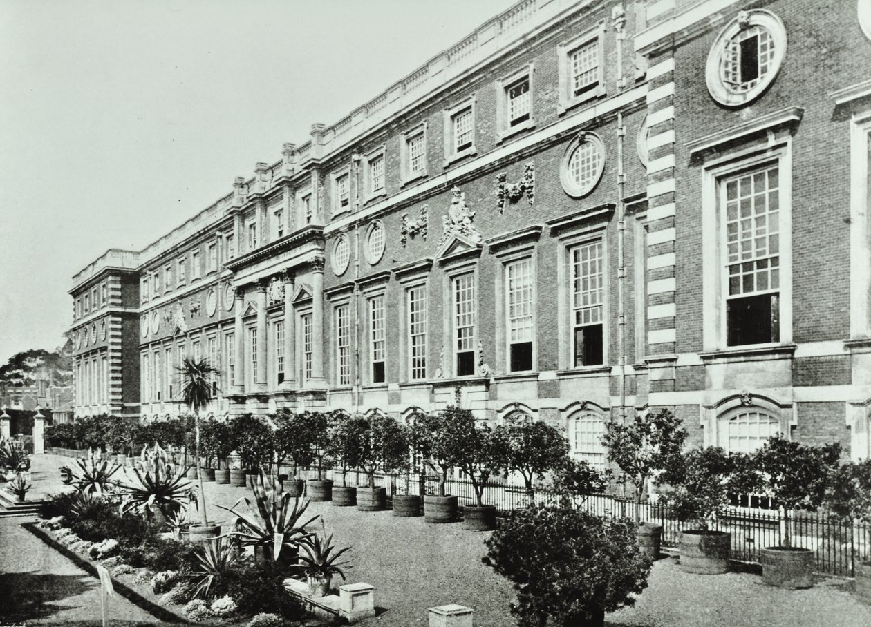 Palais de Hampton Court, Hampton Court Road, Richmond: La Terrasse, Wrens Court, 1896 - English Photographer
