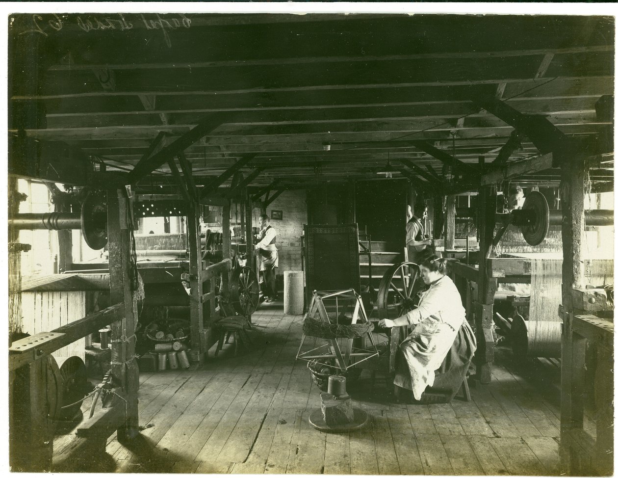 Tissage à la main, usine Hughes n°2, 1923 - English Photographer