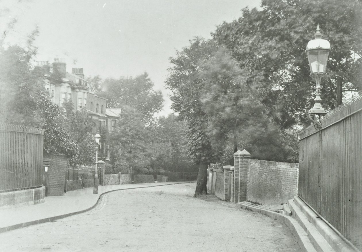 Arc de Highgate : approche est avec vieille lampe fixée aux balustrades, 1896 - English Photographer