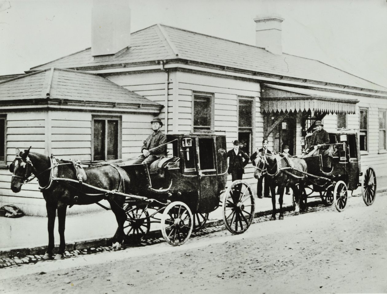 Fiacres à chevaux à la gare de Westbourne Park, 1885 - English Photographer