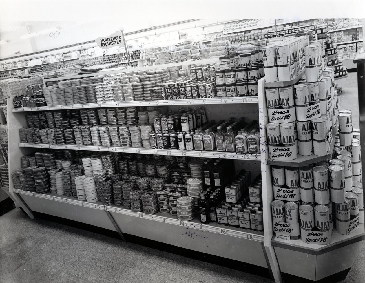 Allée des articles ménagers, magasin Woolworths, 1956 - English Photographer