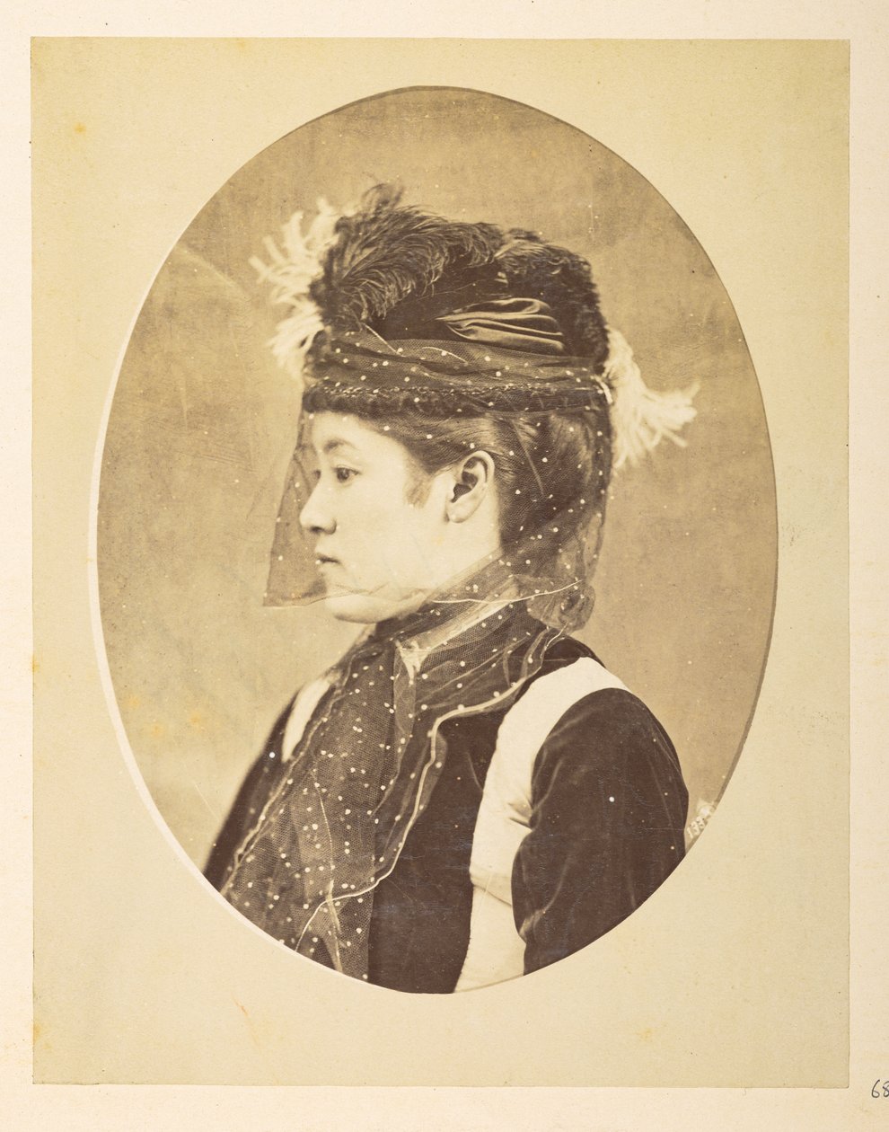 Femme japonaise en robe européenne, image ovale ; portrait en profil gauche d