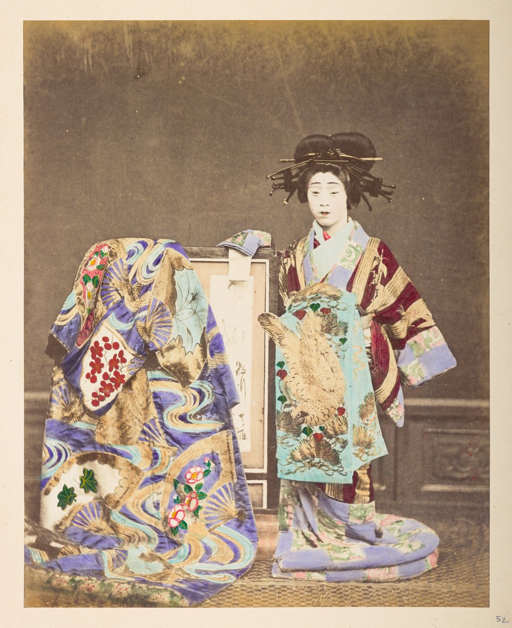 Femme japonaise en tenue traditionnelle, Portrait en pied en studio d