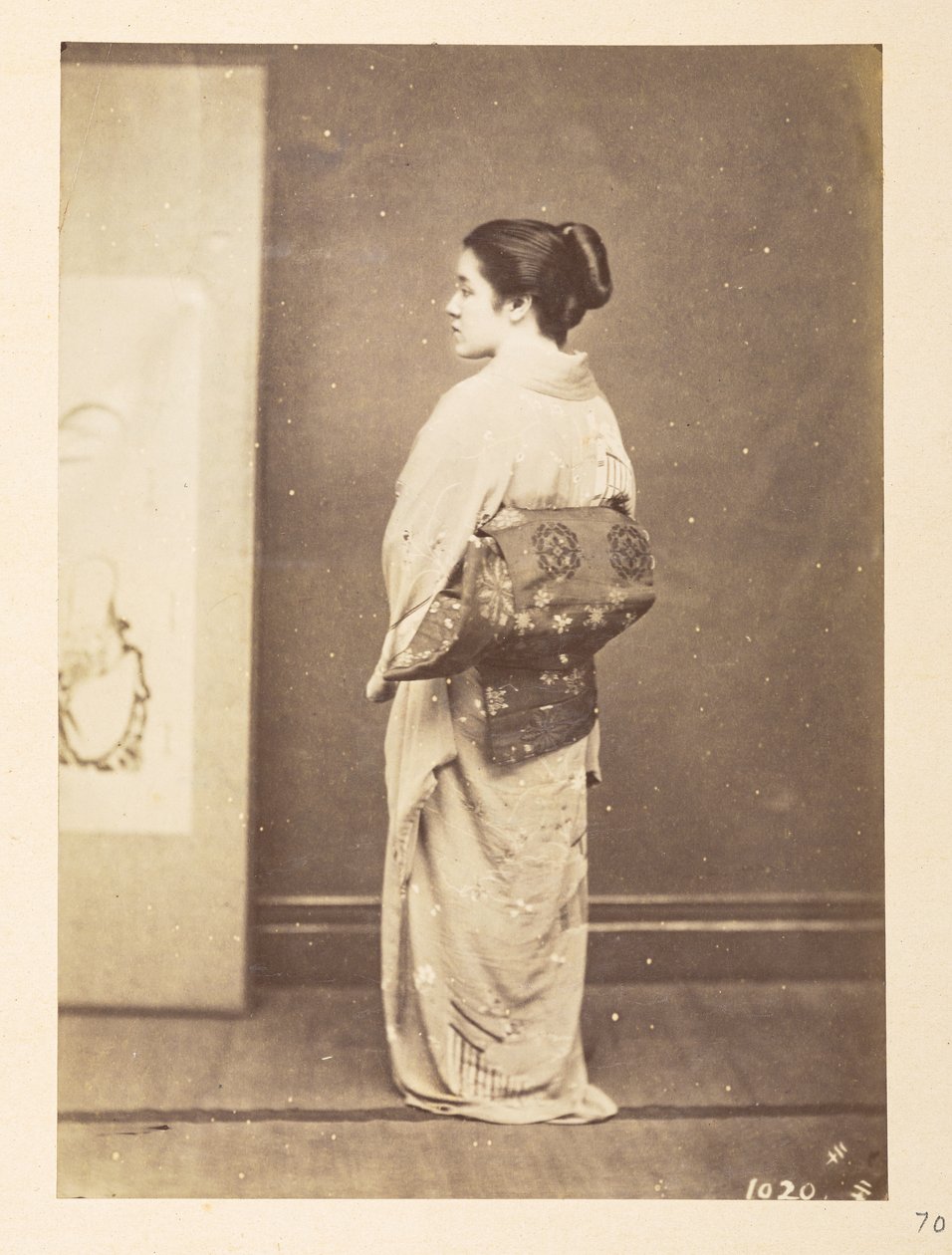 Femme japonaise en tenue traditionnelle, Photographe : Inconnu Lucas Collection : Enregistrement photographique du tour du monde de Charles James et Morton P. Lucas - English Photographer