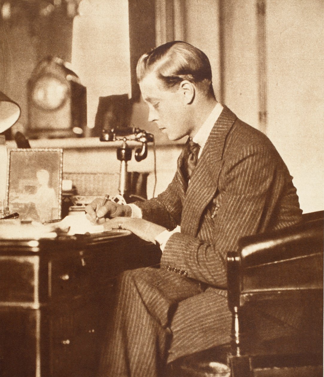 Le roi Édouard VIII à son bureau au palais de St. James, Londres - English Photographer