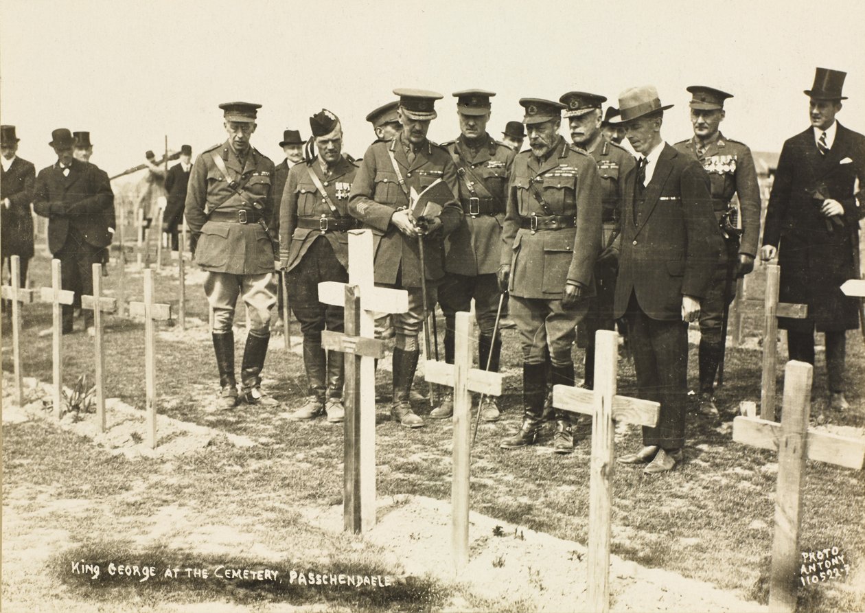 Le roi George V au cimetière, Passchendaele - English Photographer