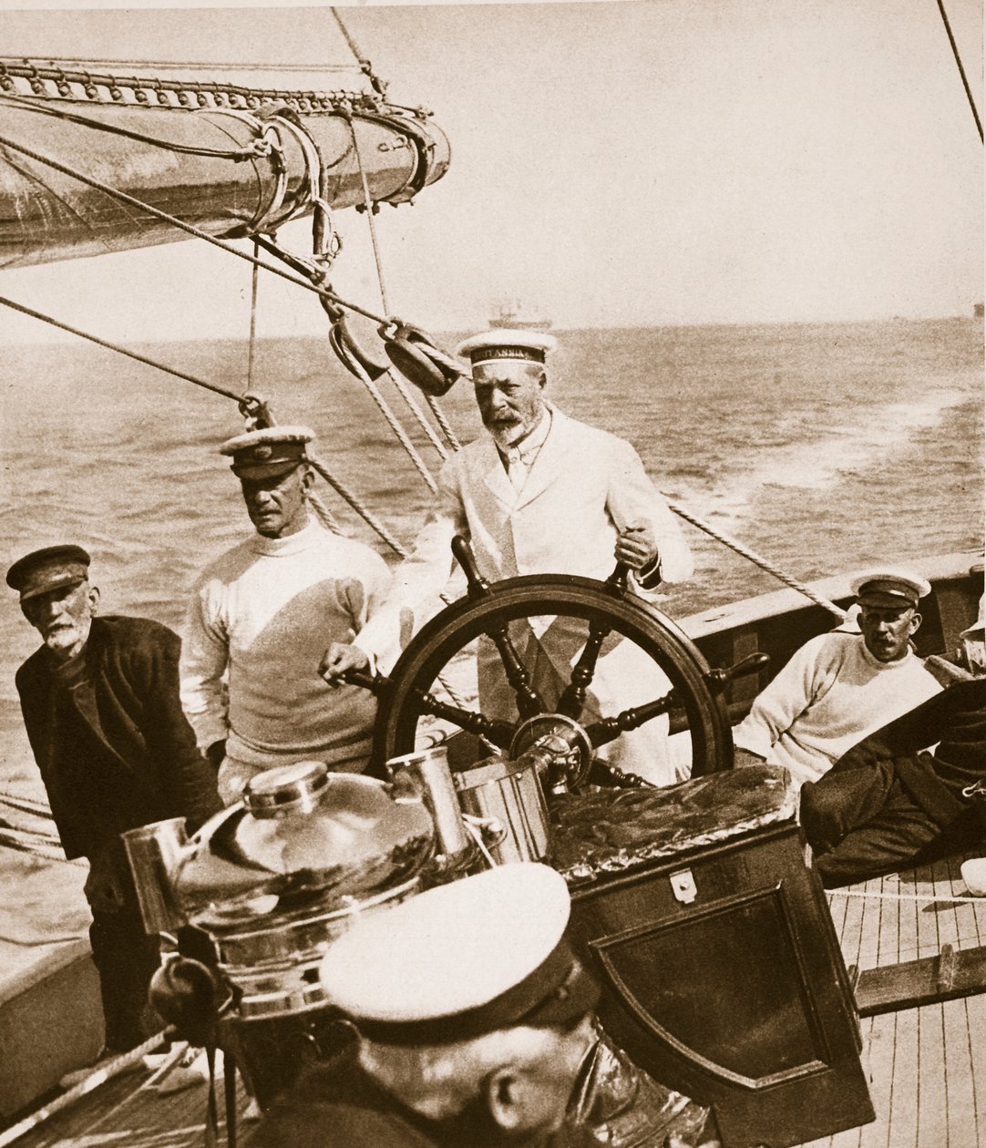 Le roi George à la barre de son yacht Britannia, années 1920-30 - English Photographer