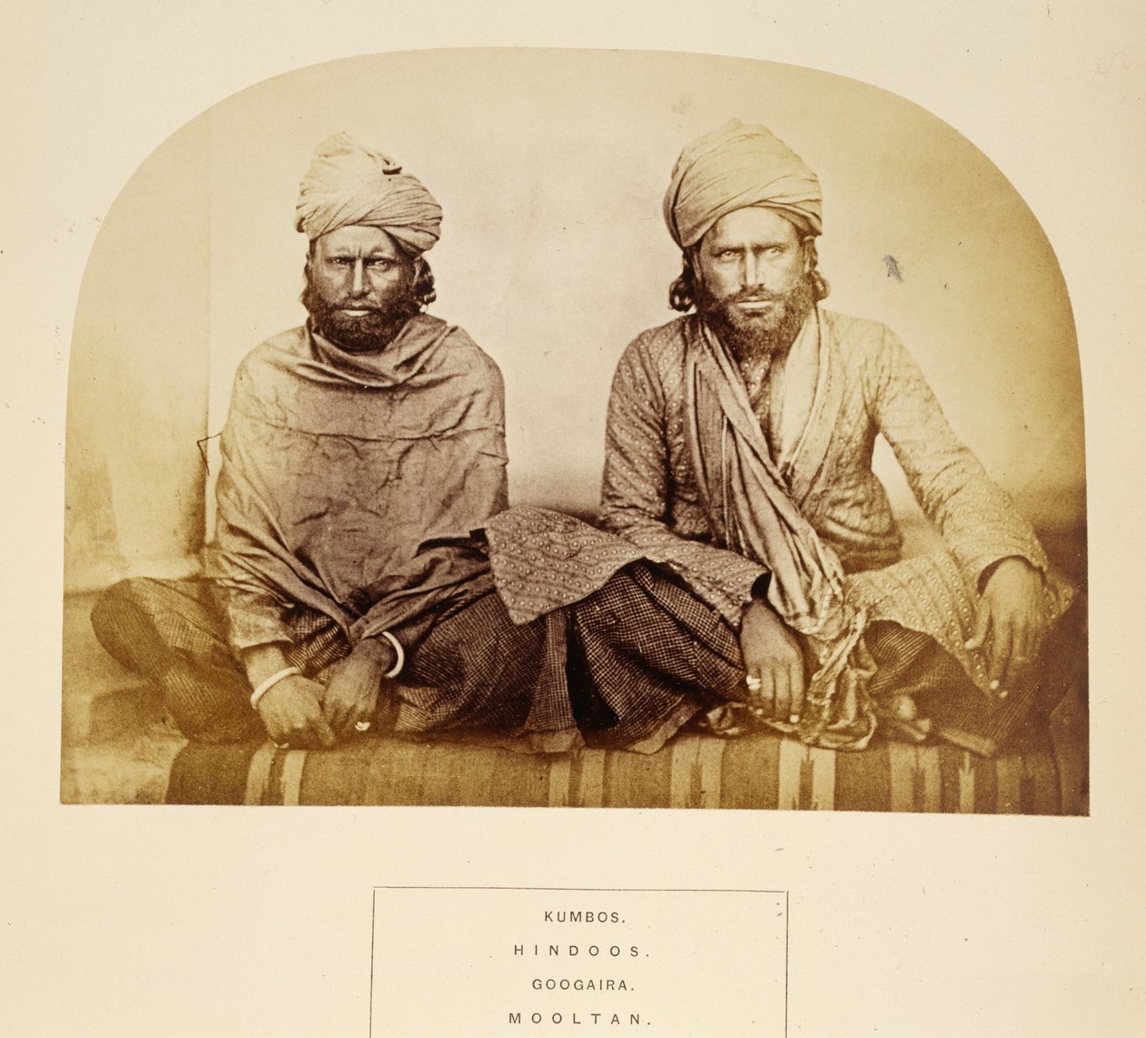 Kumbos, hindous, Googaira, Mooltan, de The People of India, par J. Forbes Watson, publié en 1868 - English Photographer