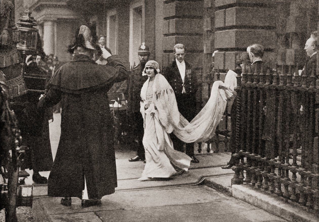 Lady Elizabeth Bowes Lyon en route pour son mariage le 26 avril 1923, avec S.A.R. le Duc d