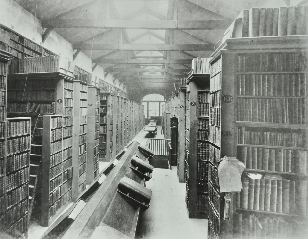 Bibliothèque, Sion College, Victoria Embankment, City de Londres, 1885 - English Photographer