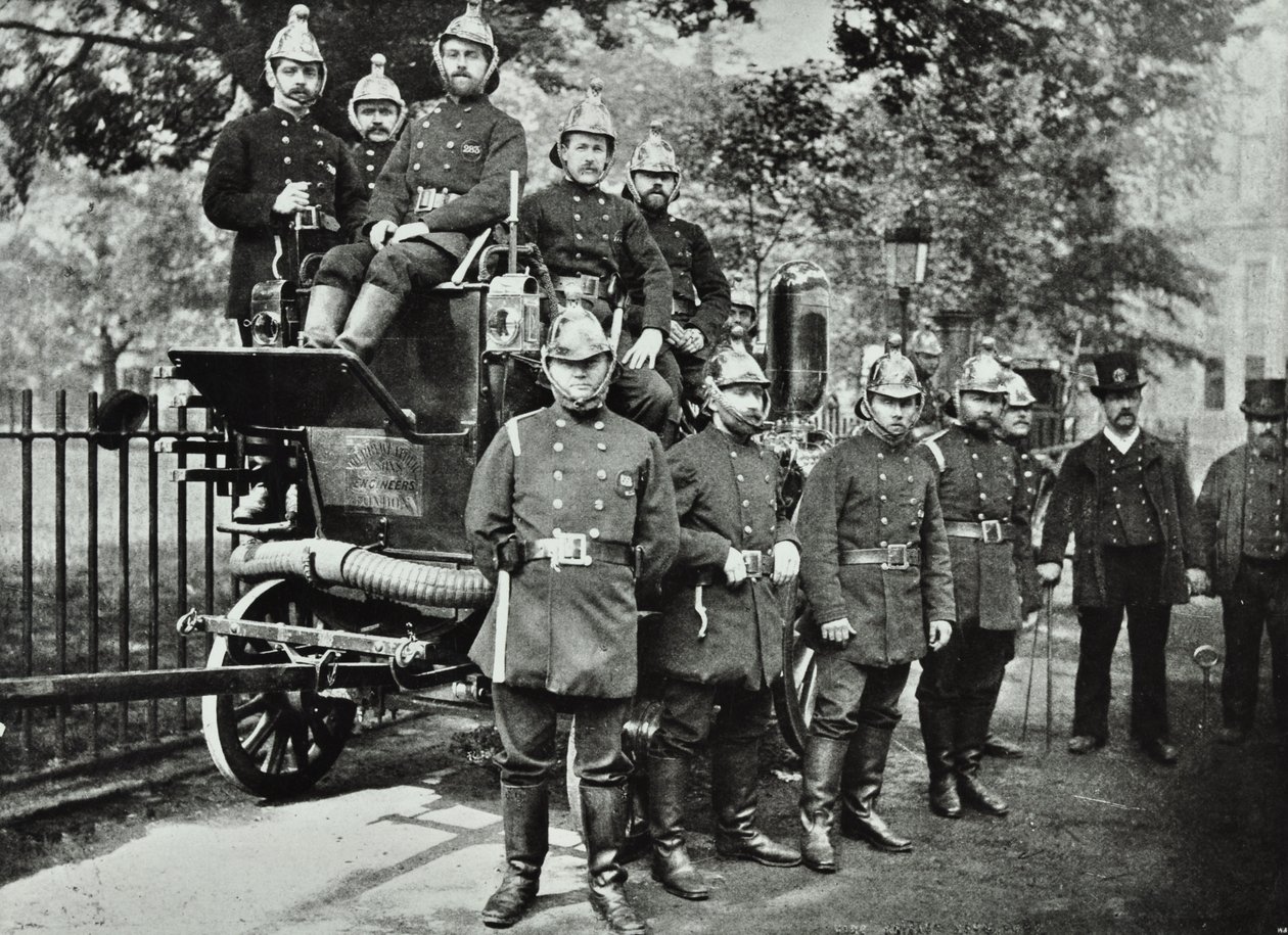 Brigade des pompiers de Londres: groupe de pompiers, avec moteur et turncocks, 1895 - English Photographer