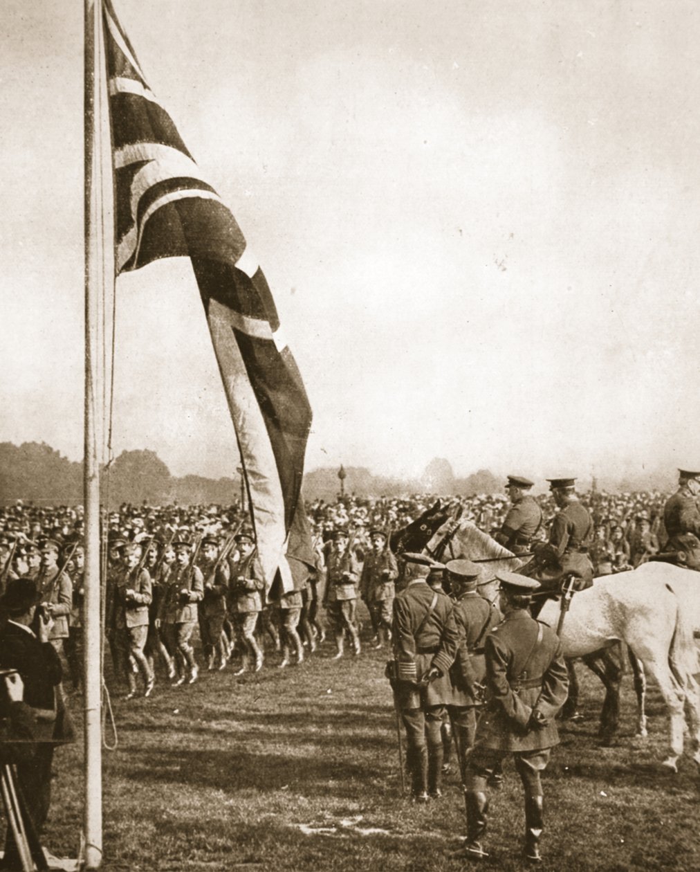 Lord French passant en revue les volontaires à Hyde Park : yeux à gauche à la base de salut, de The Illustrated War News, 14 juin 1916 - English Photographer