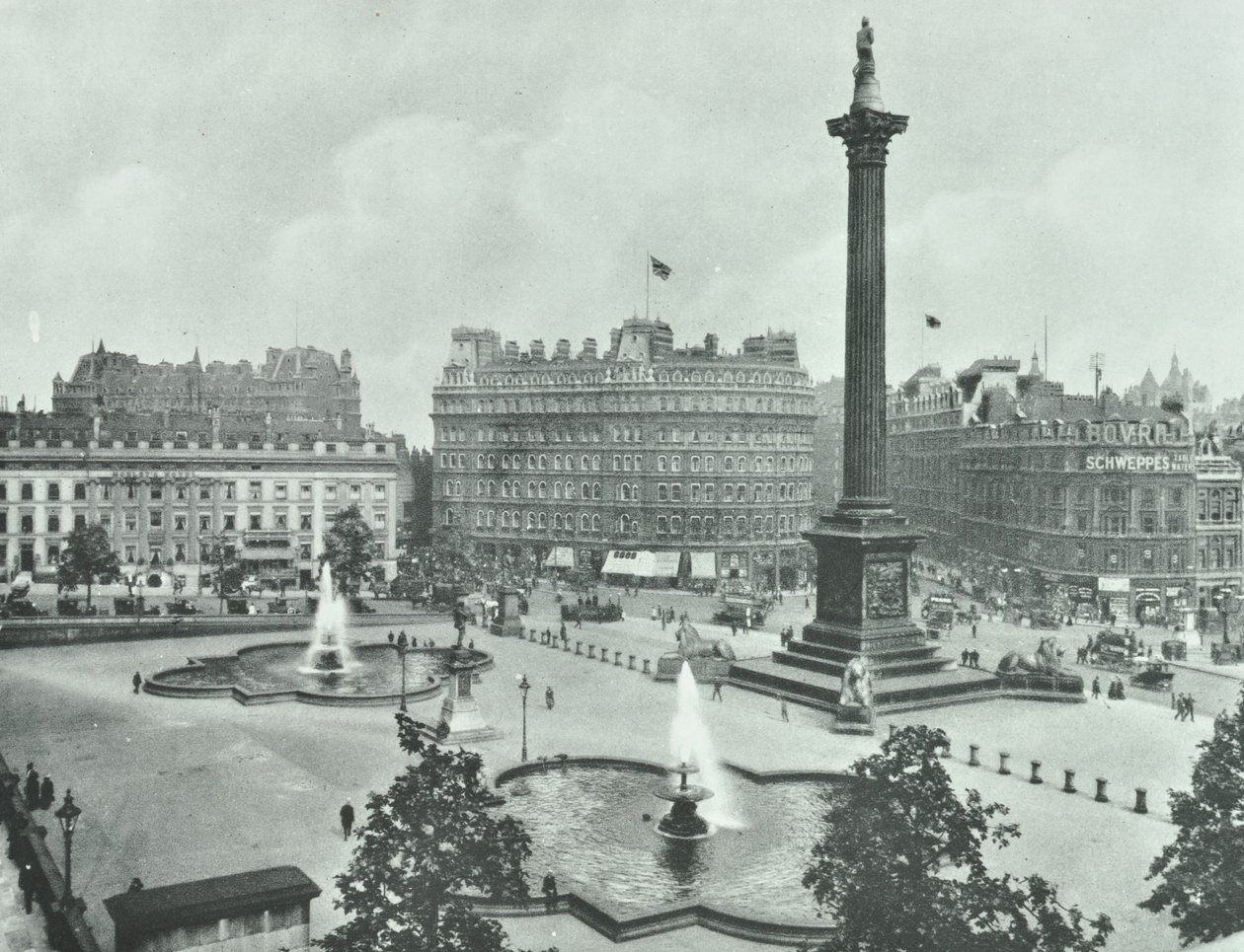 Colonne de Nelson, Trafalgar Square, Westminster : vue vers le sud-est, 1895 - English Photographer