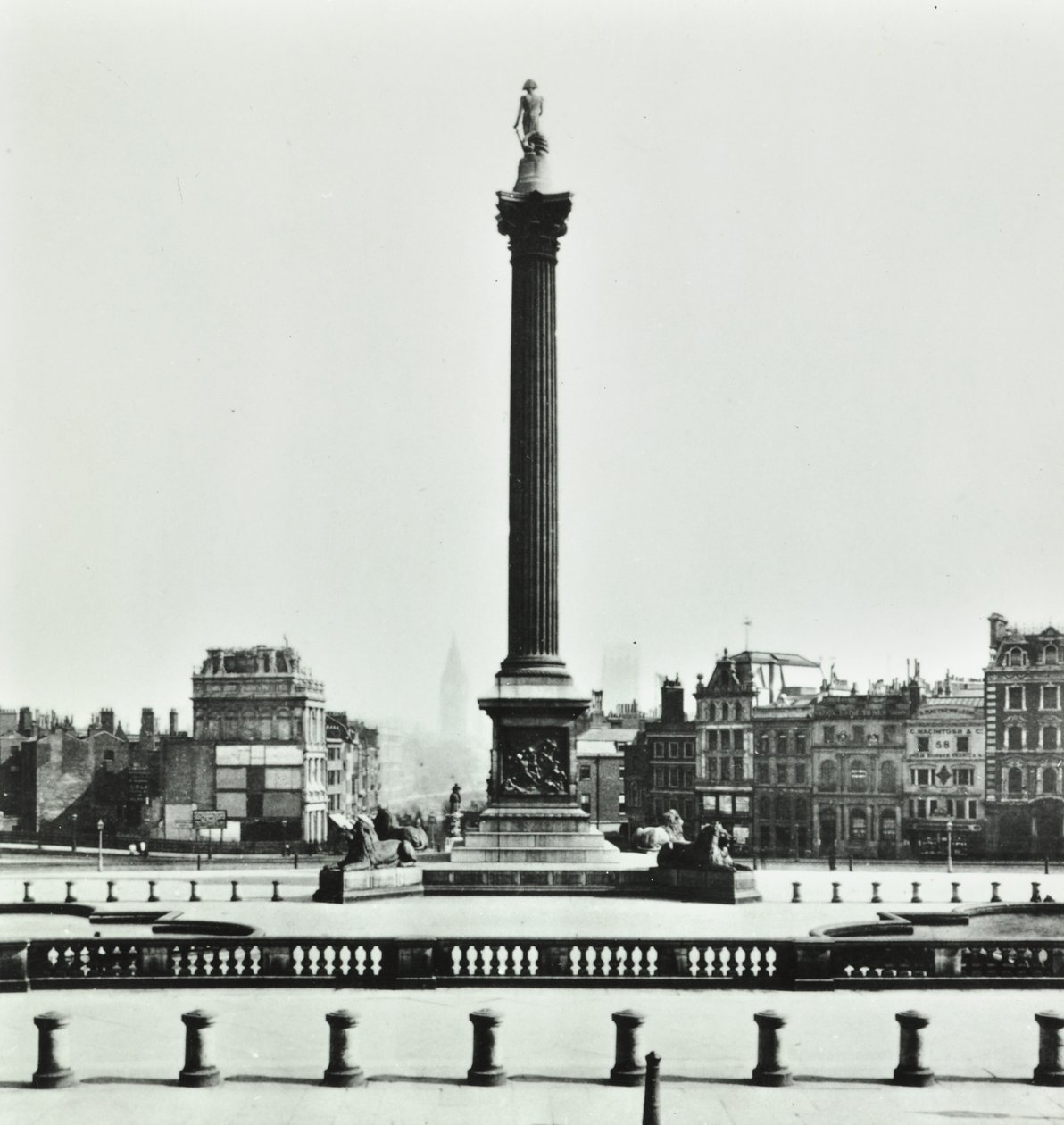 Colonne de Nelson, Trafalgar Square, Westminster : vue vers le sud depuis la National Gallery, 1870 - English Photographer