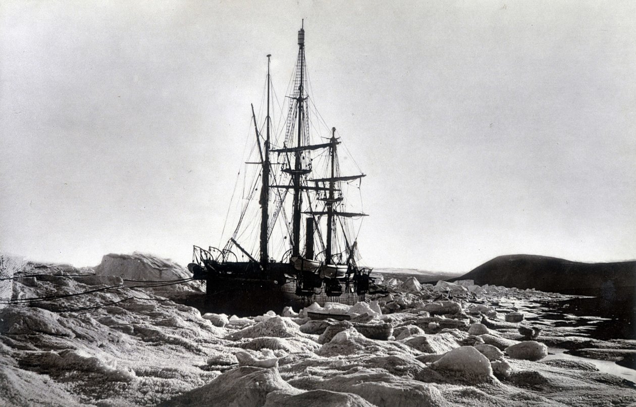 Pôle Nord : « Alert » coincé près du cap Beechey, canal de Robeson - dans « Narrative of a voyage to the Polar Sea during 1875-76 », G.S. Nares, éd. Londres - English Photographer