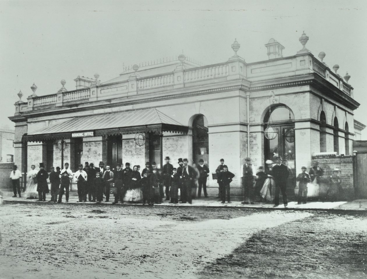 Gare de Notting Hill Gate : extérieur du Metropolitan Railway, 1868 - English Photographer