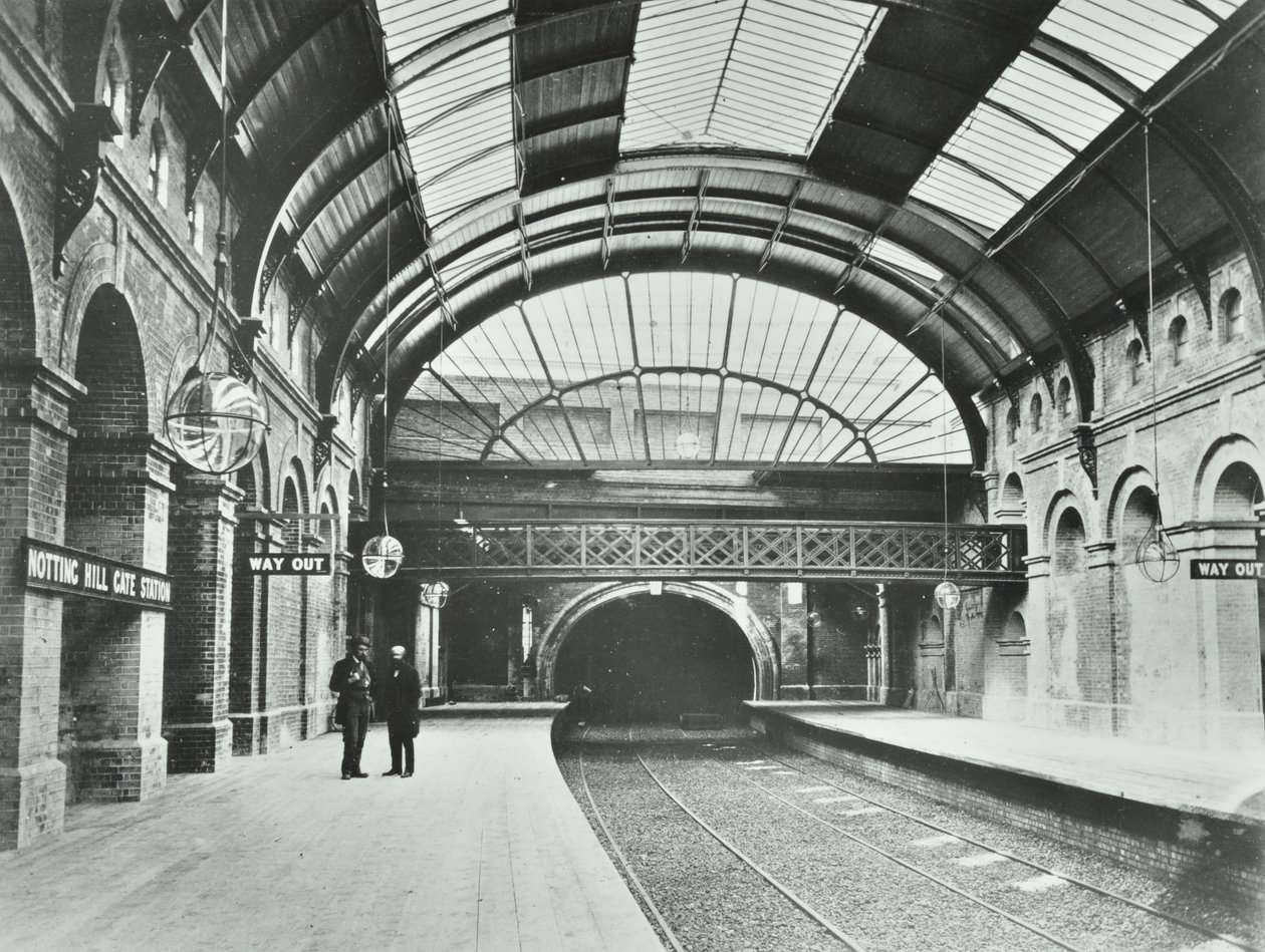 Gare souterraine de Notting Hill Gate : vue des quais et des voies, 1868 - English Photographer