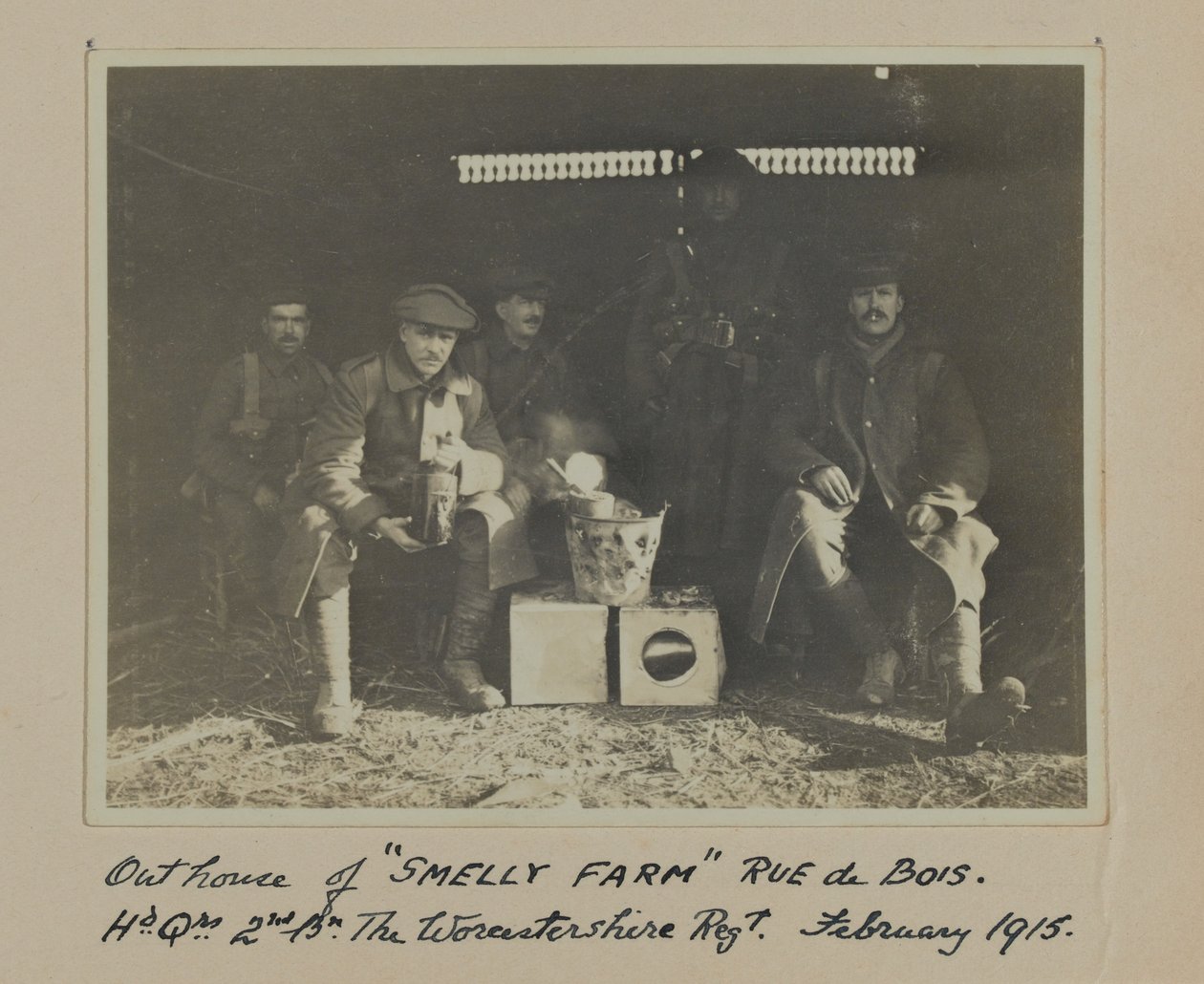 Dépendance de SMELLY FARM Rue de Bois. QG 2e Bn Le Régiment de Worcestershire. Février 1915 - English Photographer