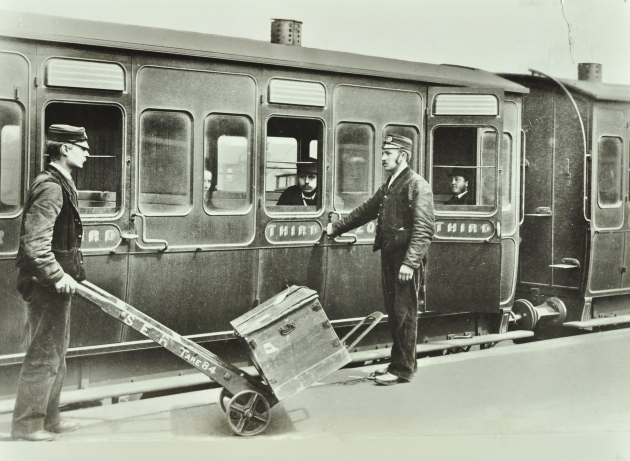 Portiers de quai à une gare, 1885 - English Photographer