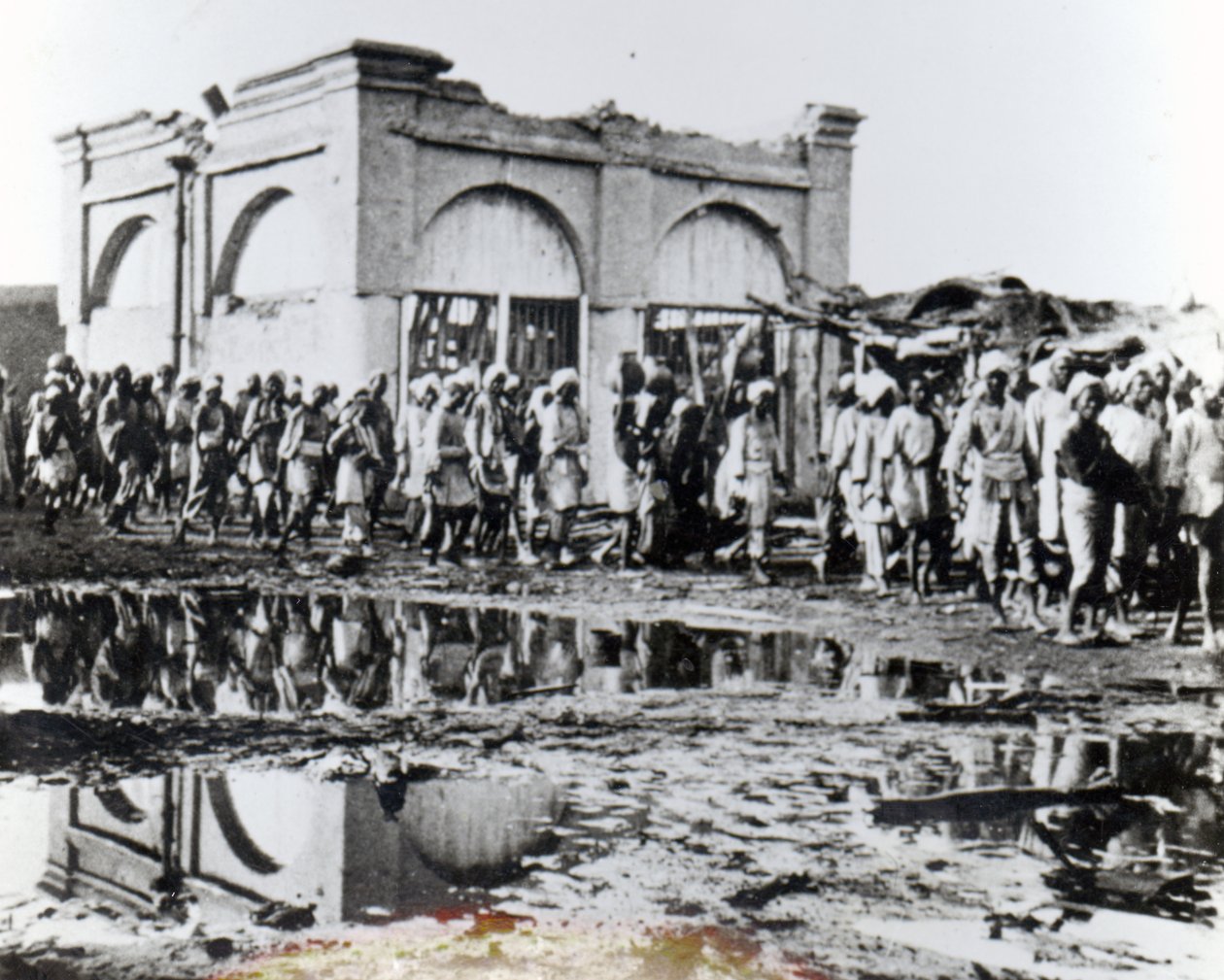 Prisonniers passant le Mihrab, la Maison de Prière du Khalifa, 1898 - English Photographer