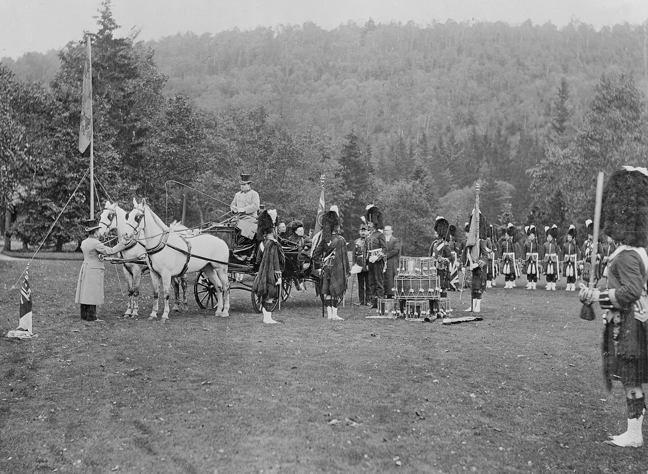 La reine Victoria présentant des couleurs aux Cameron Highlanders, 1873 - English Photographer