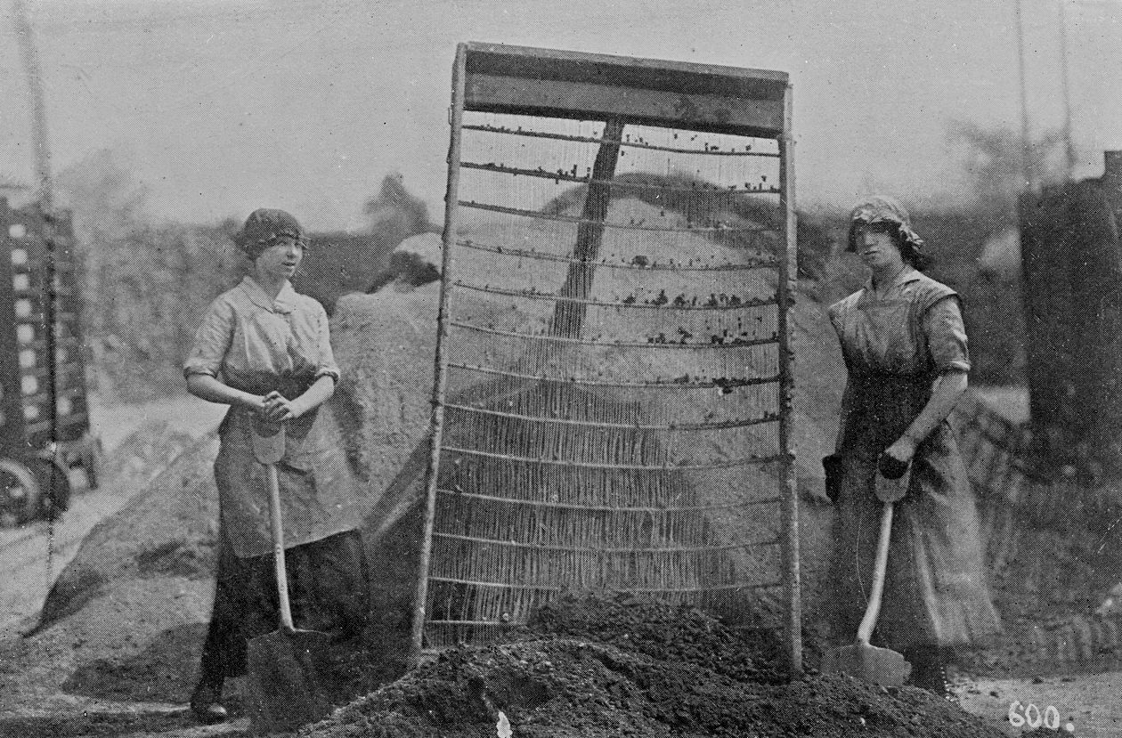 Tamisage des cendres, photographies du War Office, 1916 - English Photographer