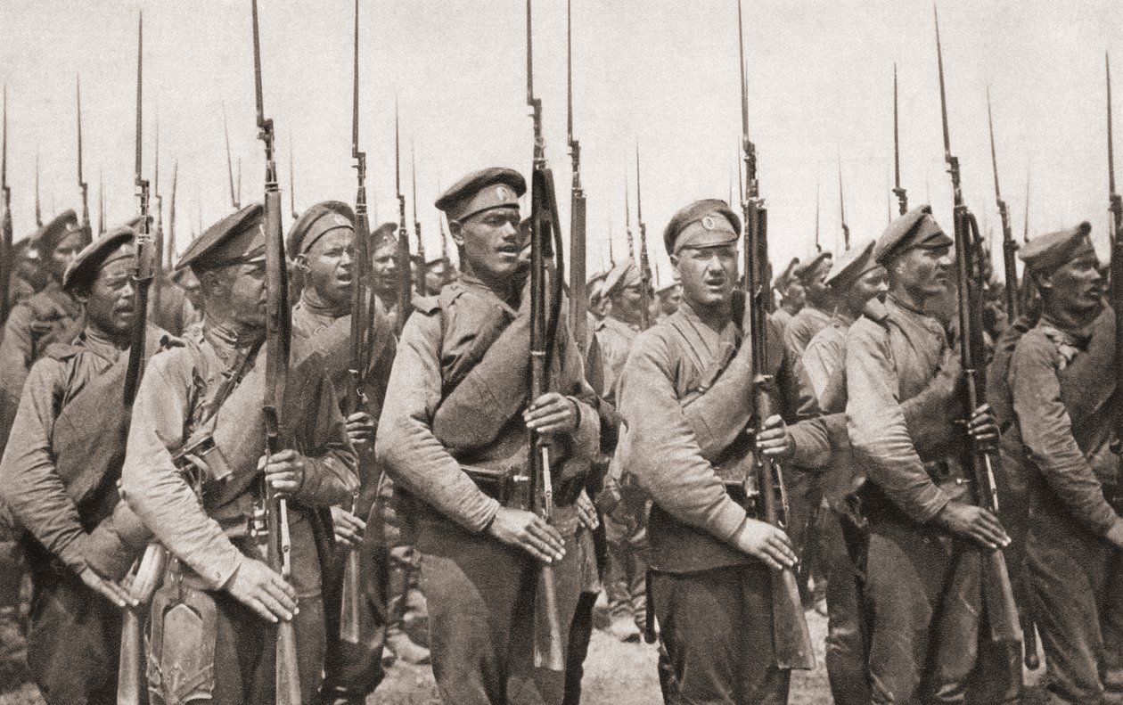 Infanterie russe en parade et présentant les armes pendant la Première Guerre mondiale, de The Illustrated War News, 1915 - English Photographer