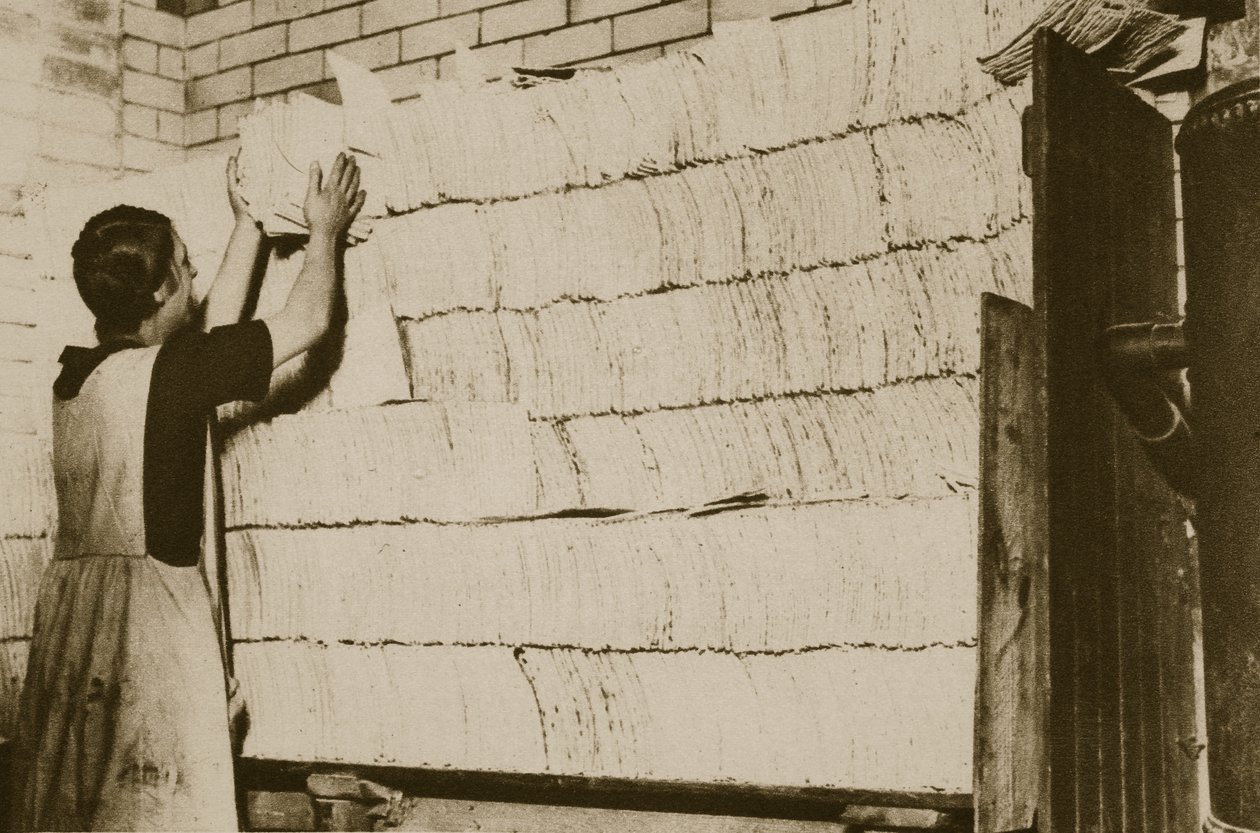 Empilage de pain sans levain pour la Pâque dans une boulangerie hébraïque - English Photographer