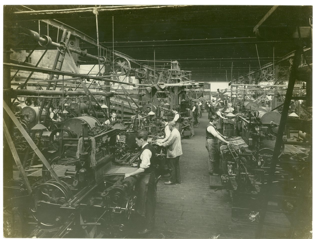 Tissage de tapisserie, usine Hughes n°2 - English Photographer