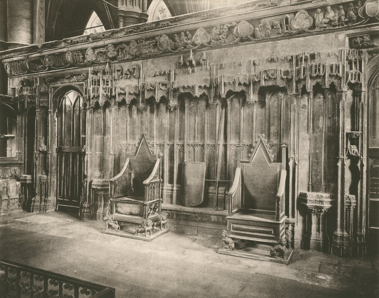 Les chaises du couronnement (photo n/b) - English Photographer