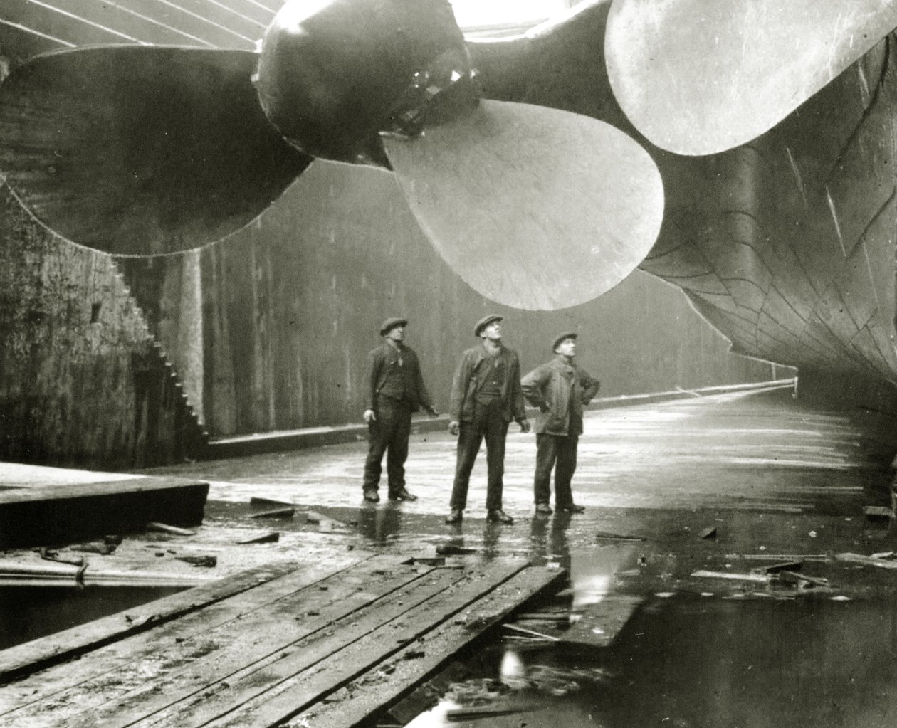 Les hélices du Titanic dans le bassin de radoub Thompson de Harland & Wolff, Belfast, Irlande, 1910-11 - English Photographer