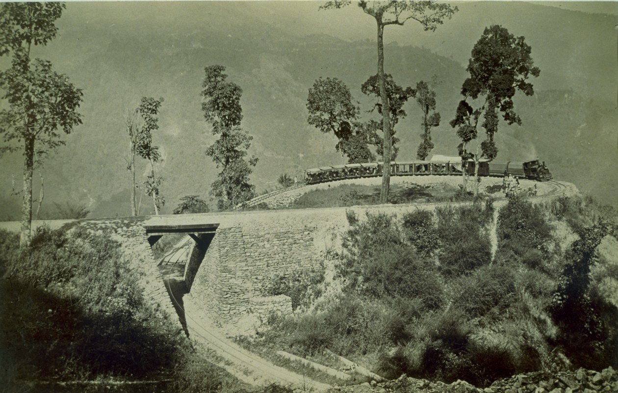 La boucle à Agony Point à Tindharia sur le chemin de fer himalayen de Darjeeling, années 1880 (tirage albuminé) - English Photographer