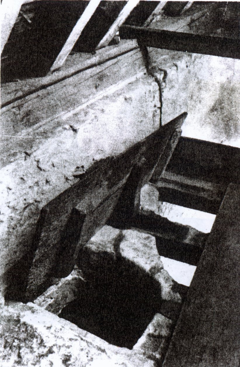 La cachette des prêtres dans un escalier à Sawston Hall conçue et réalisée par le martyr et saint jésuite, Nicholas Owen, vers 1935 - English Photographer