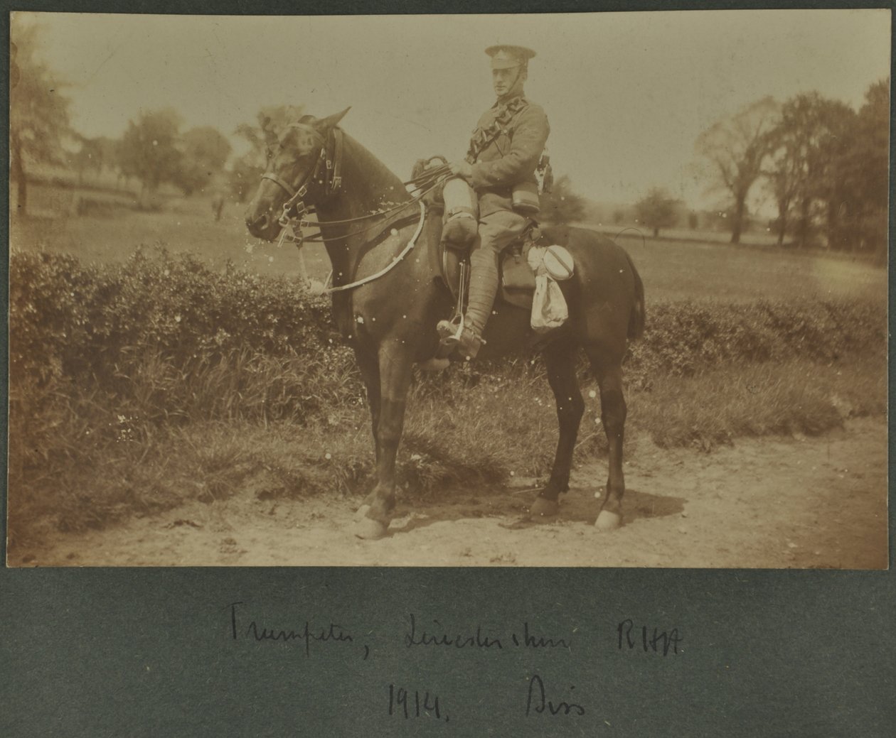 Trompettiste de la Leicestershire Royal Horse Artillery dans un camp d