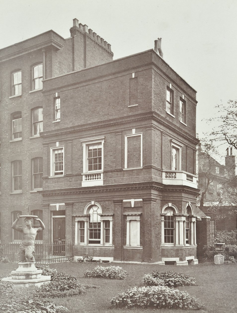 Vue de la maison de jardin de Clements Inn, 1885 - English Photographer