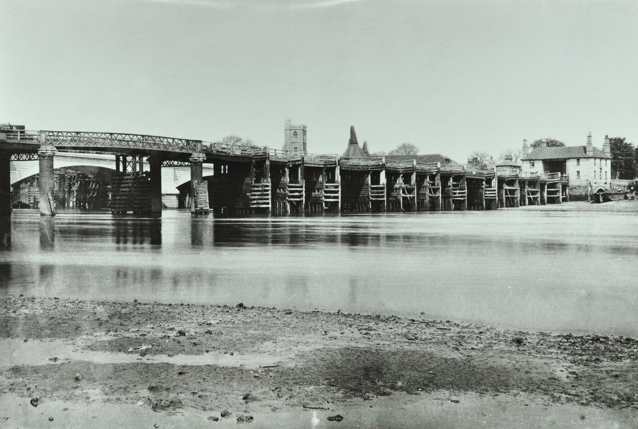 Vue des anciens et nouveaux ponts de Putney avec maison à malt et église All Saints en arrière-plan, 1885 - English Photographer