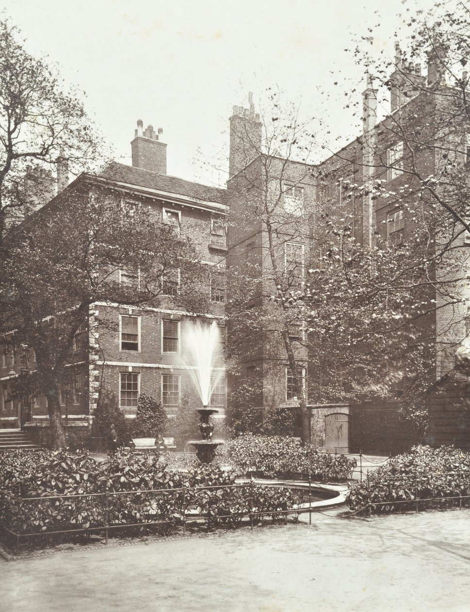 Vue de la fontaine à Middle Temple Fountain Court, Londres, 1884 - English Photographer