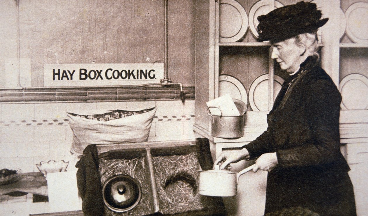 Front intérieur britannique pendant la Première Guerre mondiale : cuisine économique avec une boîte à foin - English Photographer