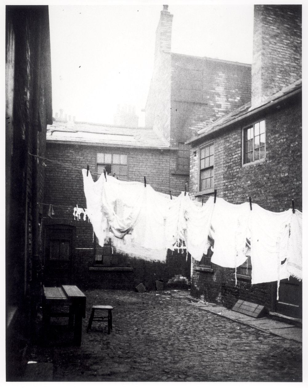 Corde à linge dans Eagle and Child Yard, Hunslet, Leeds, 13 mai 1896 - English Photographer