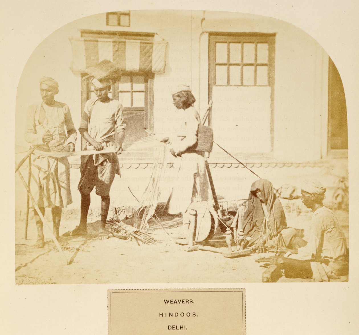 Tisserands, hindous, Delhi, de The People of India, par J. Forbes Watson, publié en 1868 - English Photographer