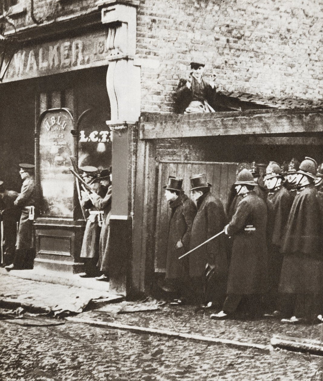 Winston Churchill durant le siège de Sydney Street, Londres 1911 - English Photographer
