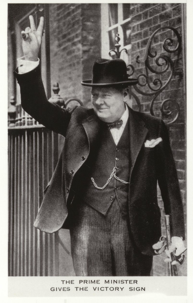 Winston Churchill fait le signe de la victoire devant le 10 Downing Street, le 5 juin. - English Photographer