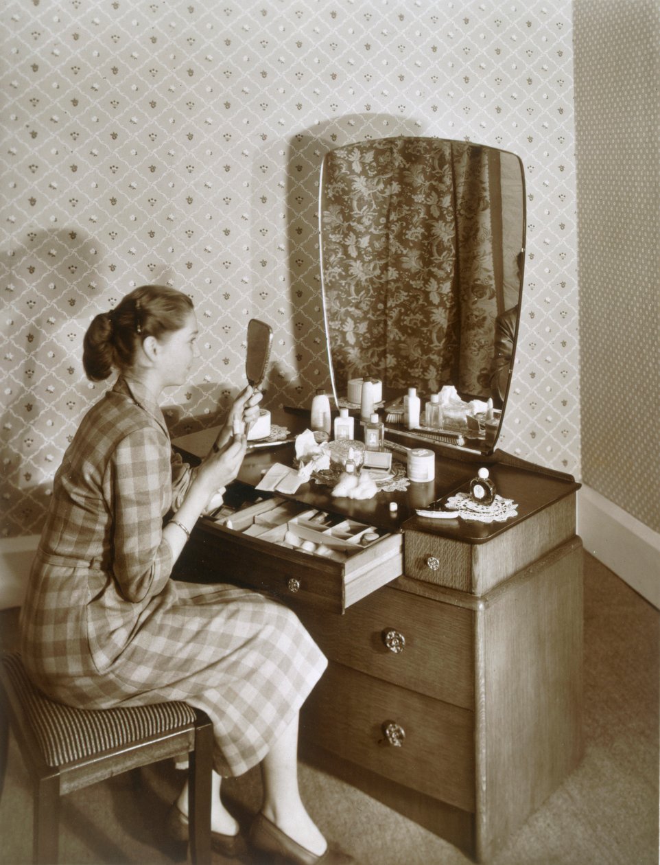 Femme à sa coiffeuse, vers 1955 - English Photographer