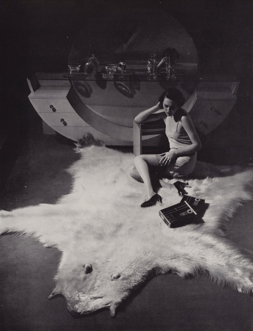 Femme assise sur un tapis en peau d