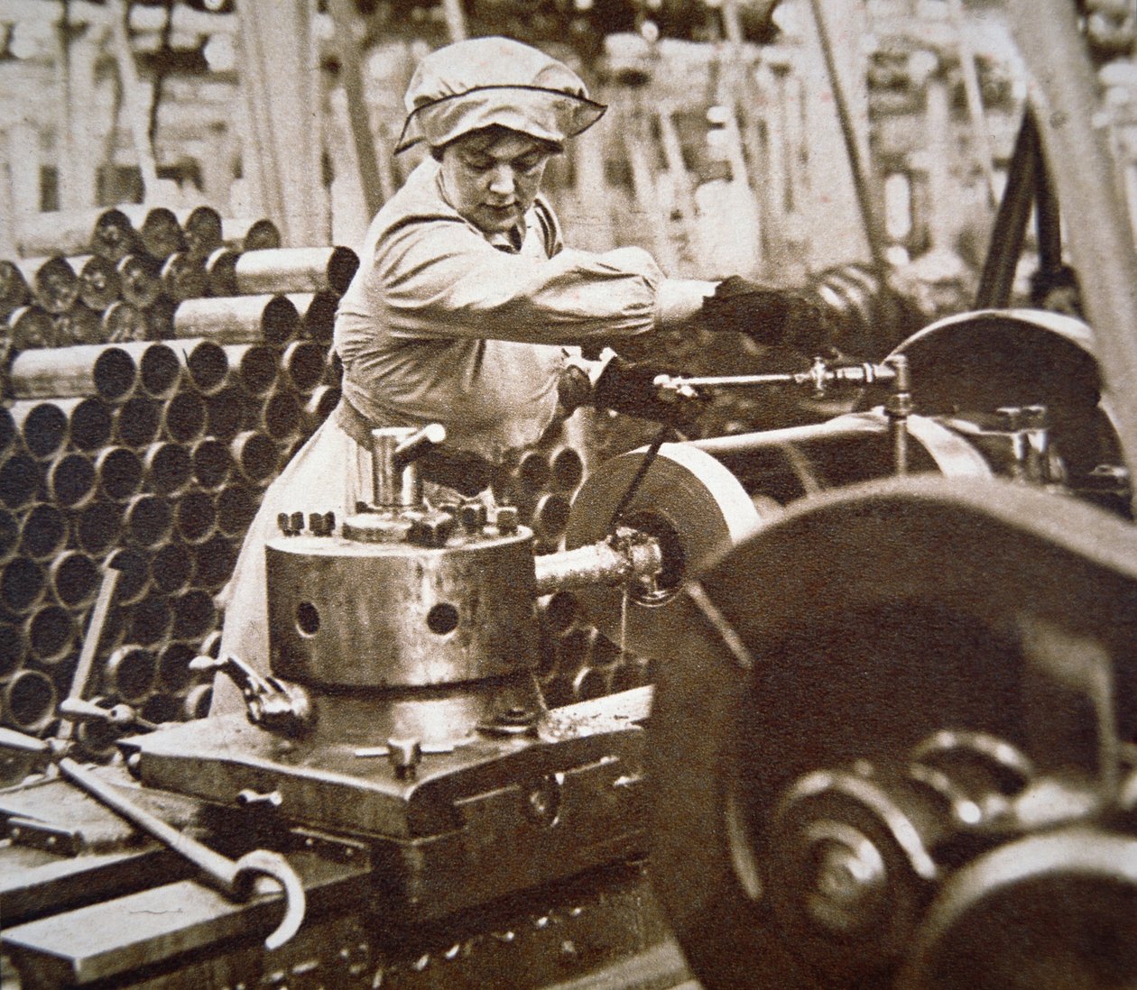 Ouvrière dans une usine de munitions en Grande-Bretagne pendant la Première Guerre mondiale - English Photographer